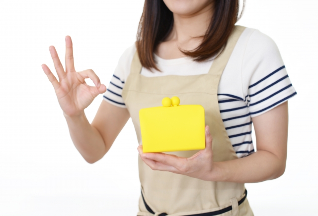 お財布を持つ女性